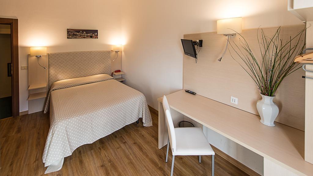 Hotel Ariston Πιομπίνο Δωμάτιο φωτογραφία