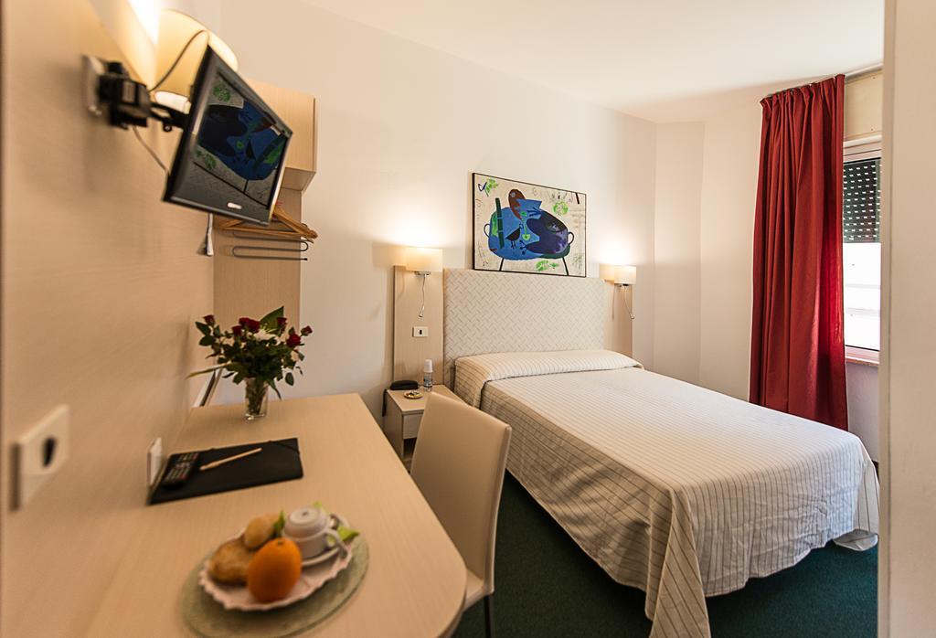 Hotel Ariston Πιομπίνο Δωμάτιο φωτογραφία