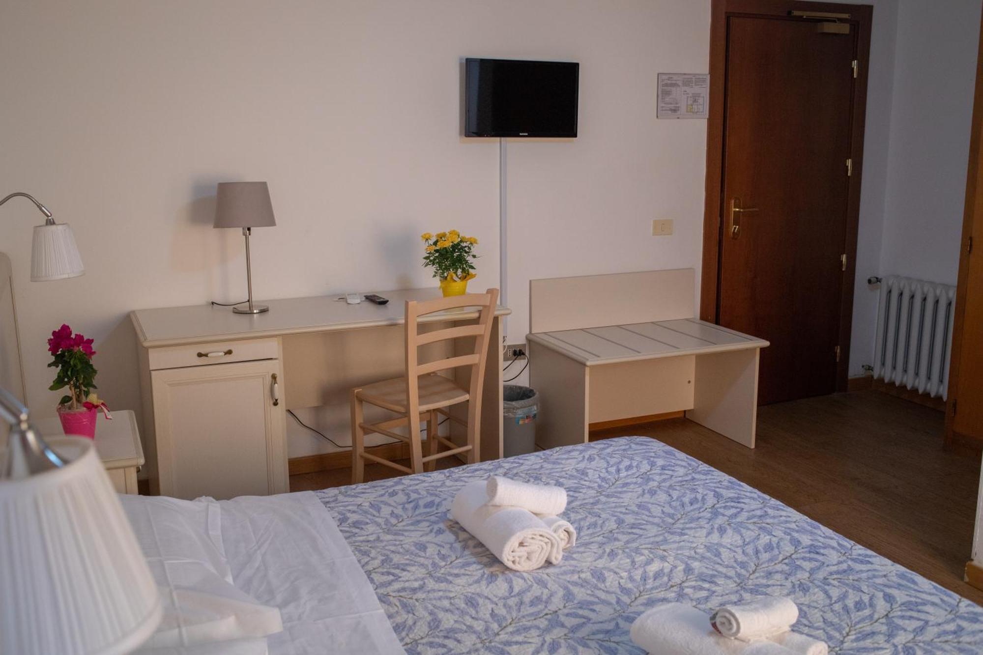 Hotel Ariston Πιομπίνο Εξωτερικό φωτογραφία