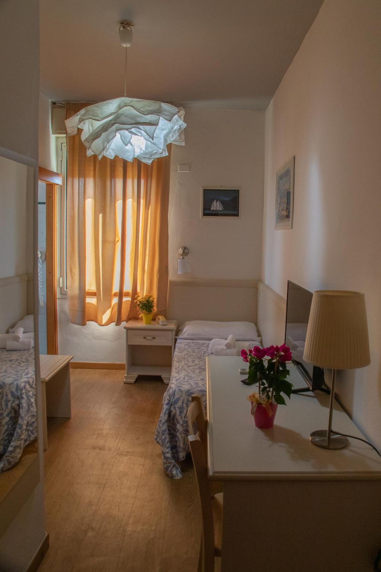 Hotel Ariston Πιομπίνο Εξωτερικό φωτογραφία